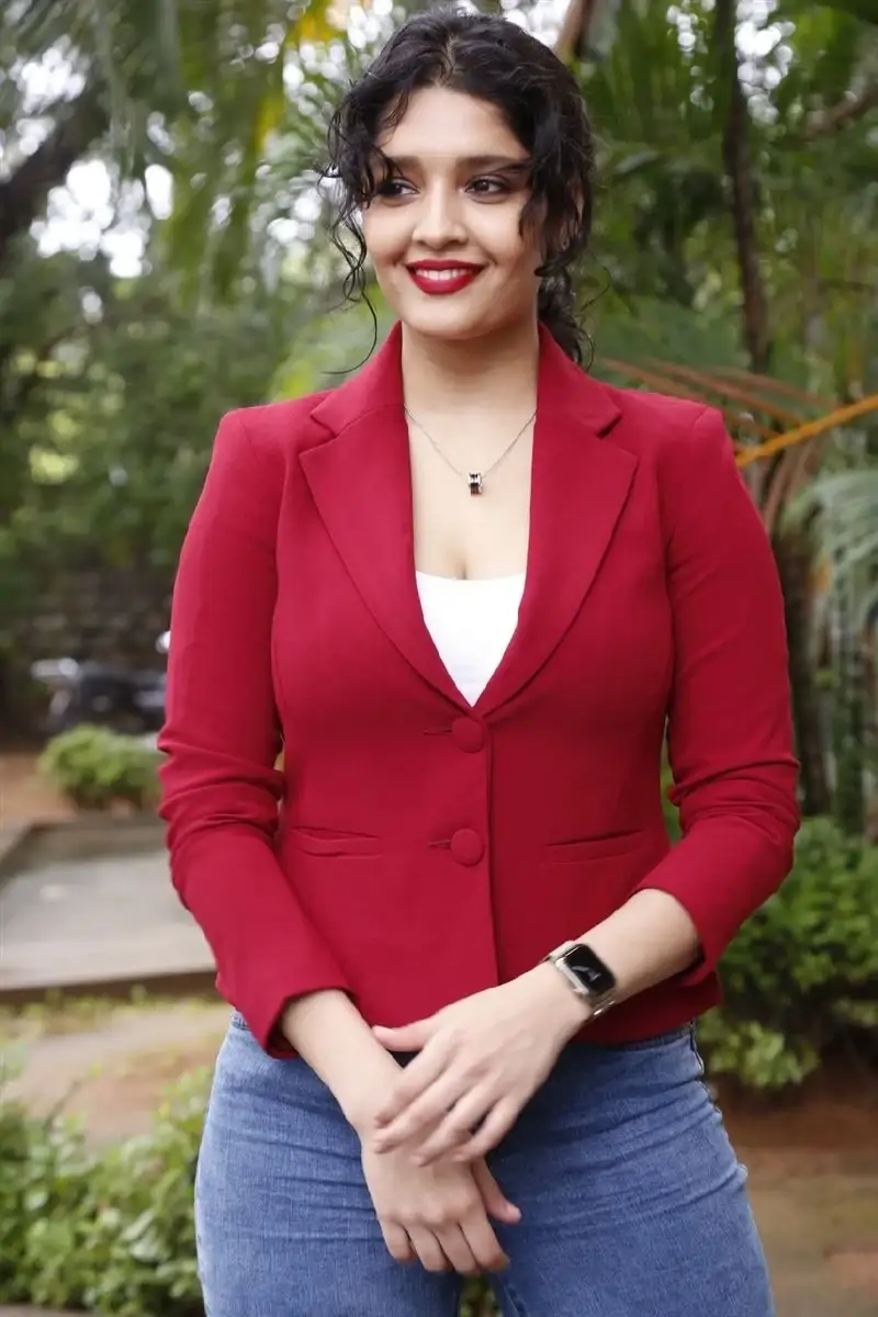 INDIAN ACTRESS RITIKA SINGH SMILING IN RED TOP BLUE JEANS 3